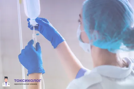 Медицинская сестра готовит флакон для процедуры «Капельница от наркотиков»